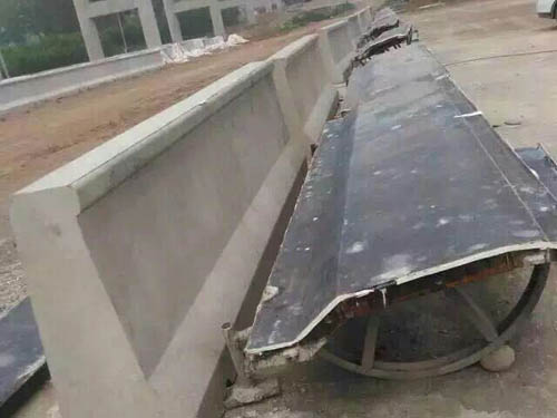 高速公路防撞墙宝威在线（中国）.jpg